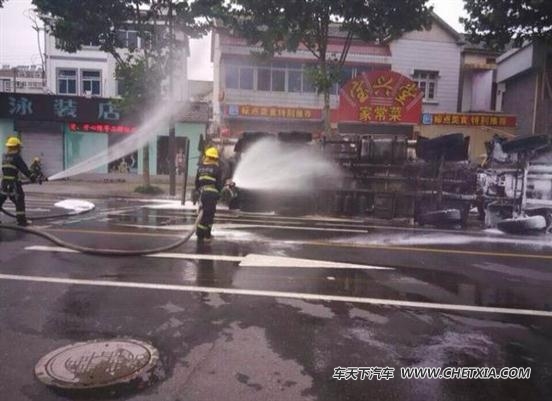 【图】南京一油罐车侧翻 数吨汽油流向居民区